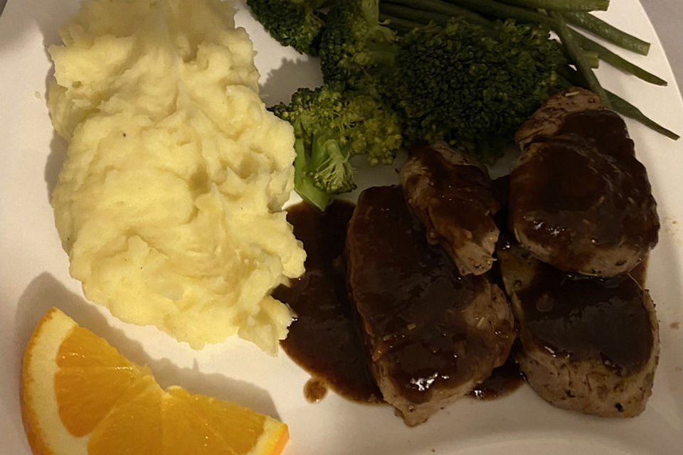 Schweinefilet auf Süßkartoffelpüree mit Lebkuchenjus und Rosenkohl