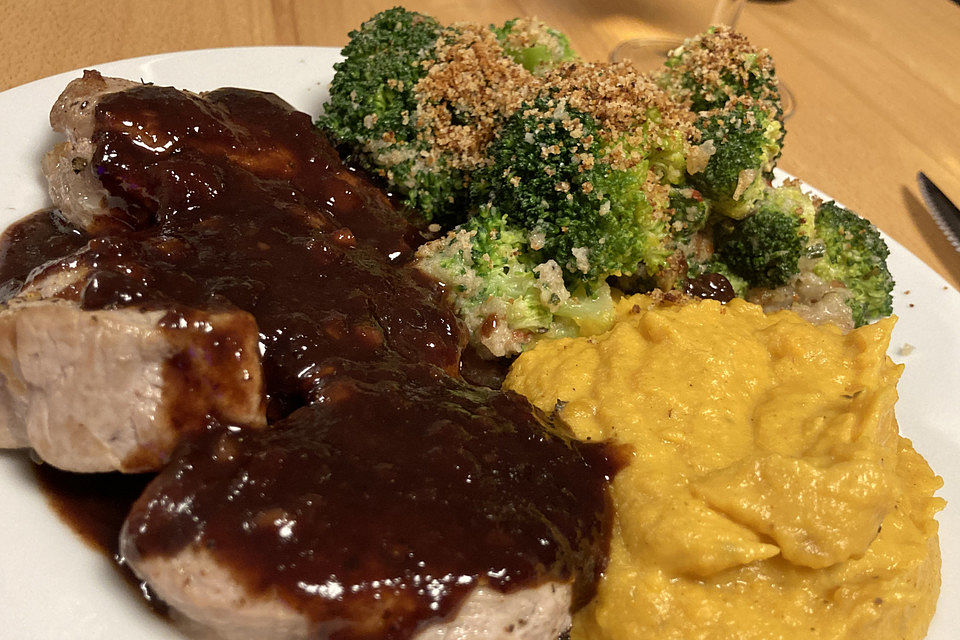 Schweinefilet auf Süßkartoffelpüree mit Lebkuchenjus und Rosenkohl