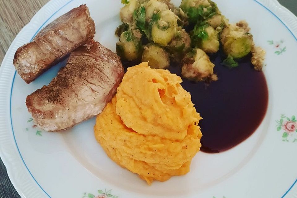 Schweinefilet auf Süßkartoffelpüree mit Lebkuchenjus und Rosenkohl