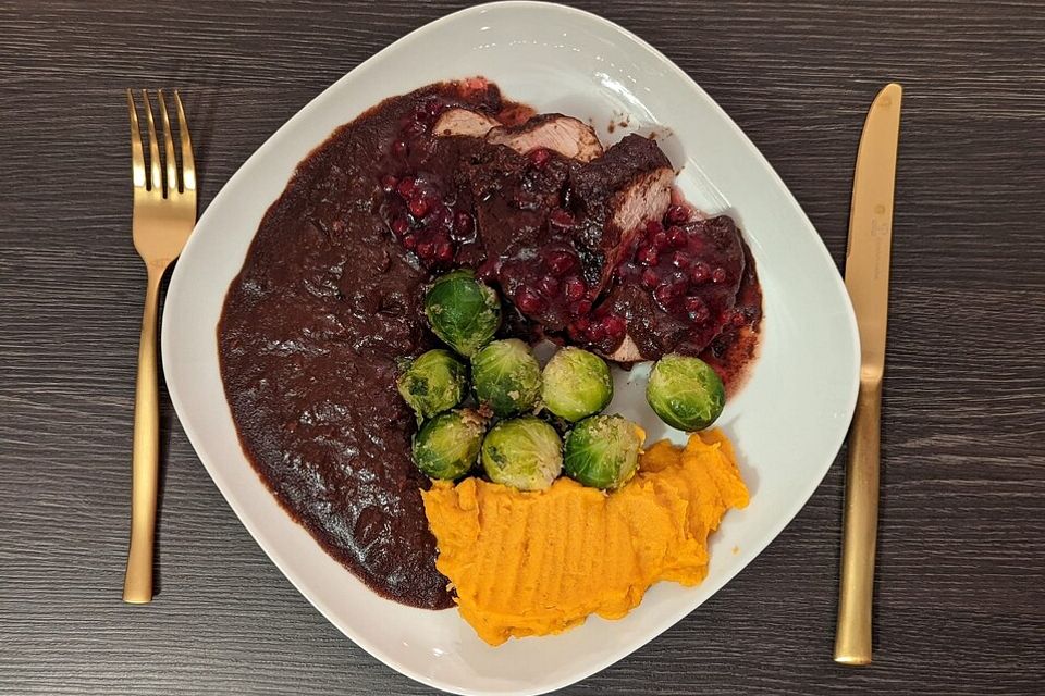 Schweinefilet auf Süßkartoffelpüree mit Lebkuchenjus und Rosenkohl