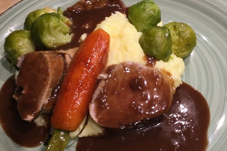 Schweinefilet auf Süßkartoffelpüree mit Lebkuchenjus und Rosenkohl