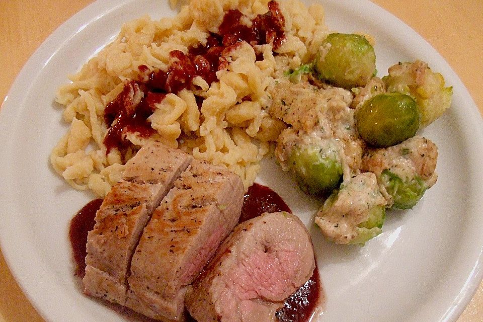 Schweinefilet auf Süßkartoffelpüree mit Lebkuchenjus und Rosenkohl