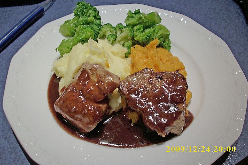 Schweinefilet auf Süßkartoffelpüree mit Lebkuchenjus und Rosenkohl