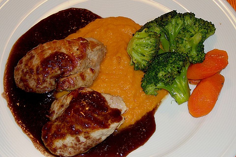 Schweinefilet auf Süßkartoffelpüree mit Lebkuchenjus und Rosenkohl