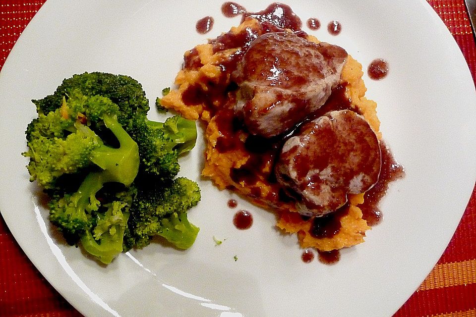 Schweinefilet auf Süßkartoffelpüree mit Lebkuchenjus und Rosenkohl