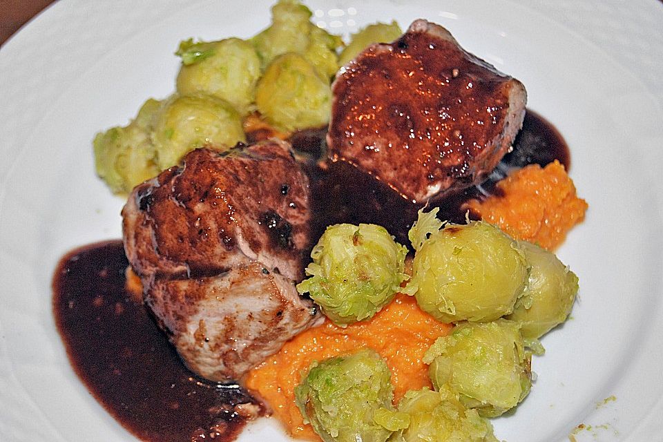 Schweinefilet auf Süßkartoffelpüree mit Lebkuchenjus und Rosenkohl