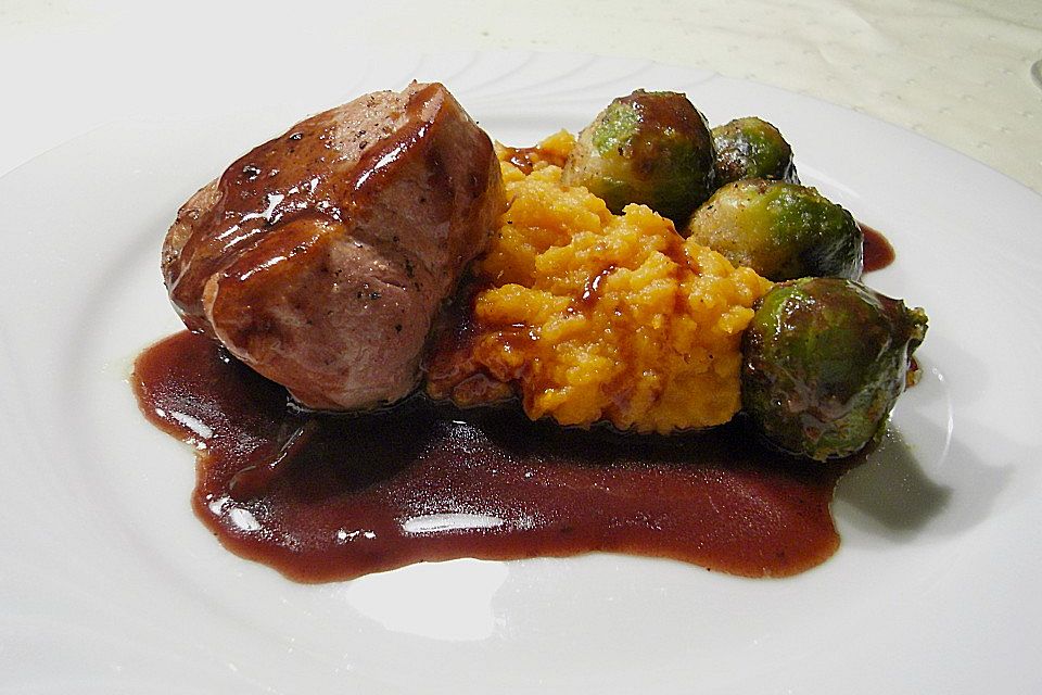 Schweinefilet auf Süßkartoffelpüree mit Lebkuchenjus und Rosenkohl