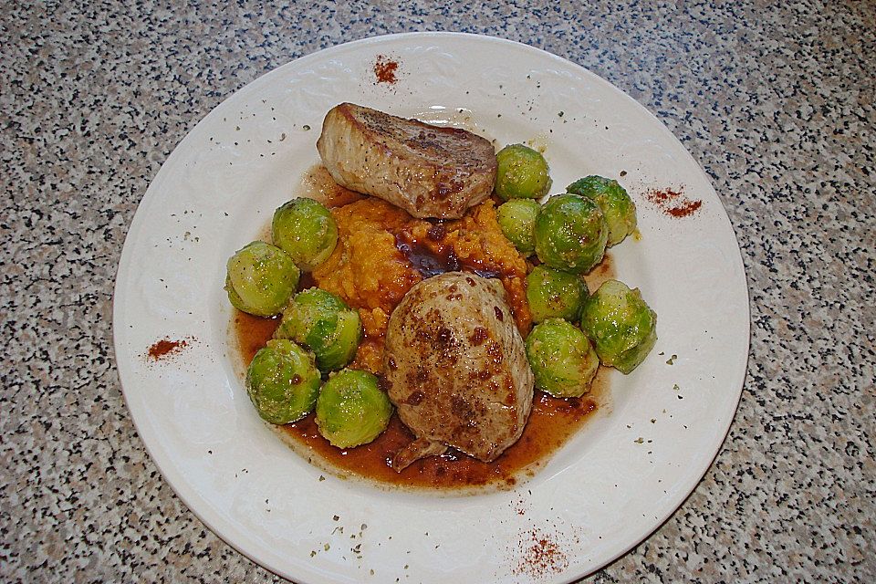 Schweinefilet auf Süßkartoffelpüree mit Lebkuchenjus und Rosenkohl