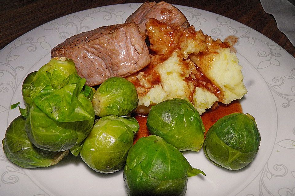 Schweinefilet auf Süßkartoffelpüree mit Lebkuchenjus und Rosenkohl