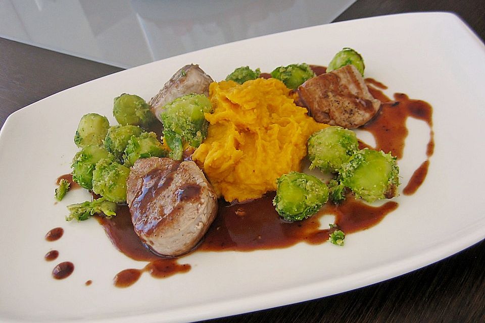 Schweinefilet auf Süßkartoffelpüree mit Lebkuchenjus und Rosenkohl