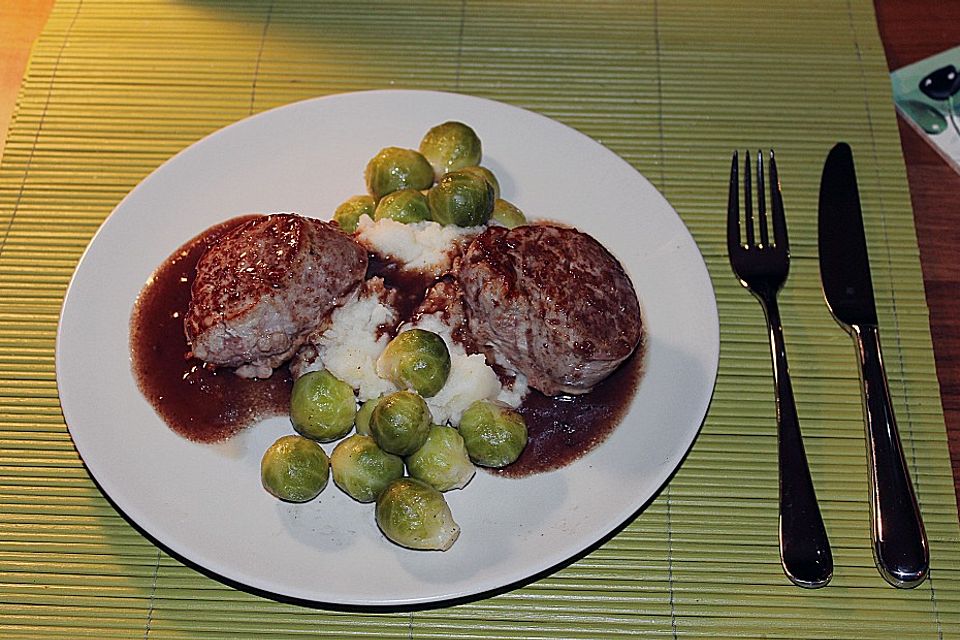 Schweinefilet auf Süßkartoffelpüree mit Lebkuchenjus und Rosenkohl