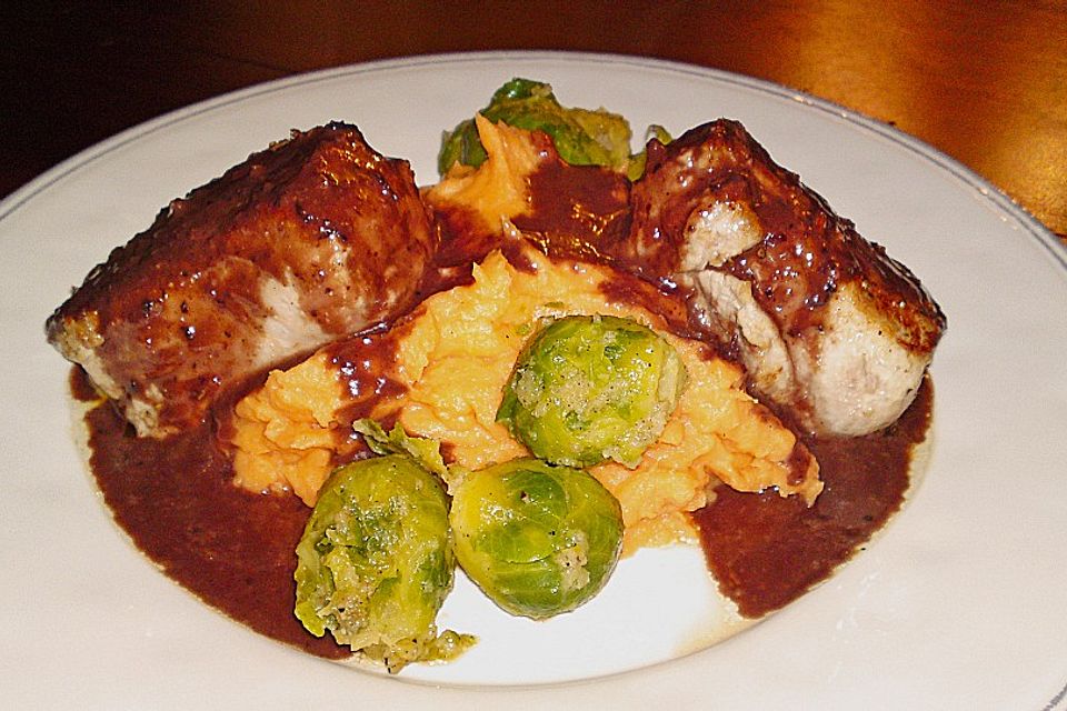 Schweinefilet auf Süßkartoffelpüree mit Lebkuchenjus und Rosenkohl