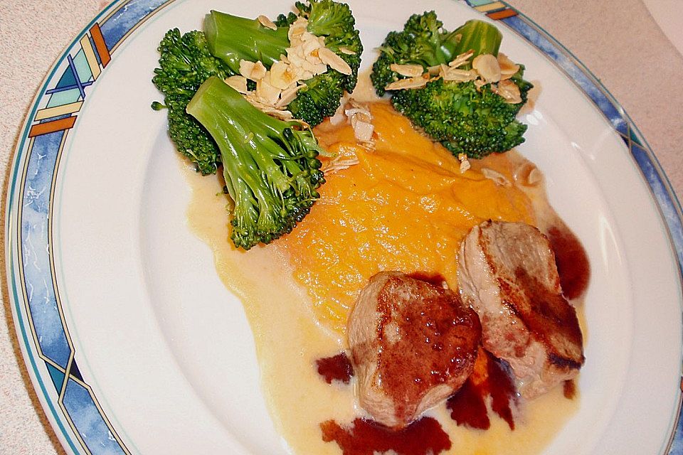 Schweinefilet auf Süßkartoffelpüree mit Lebkuchenjus und Rosenkohl