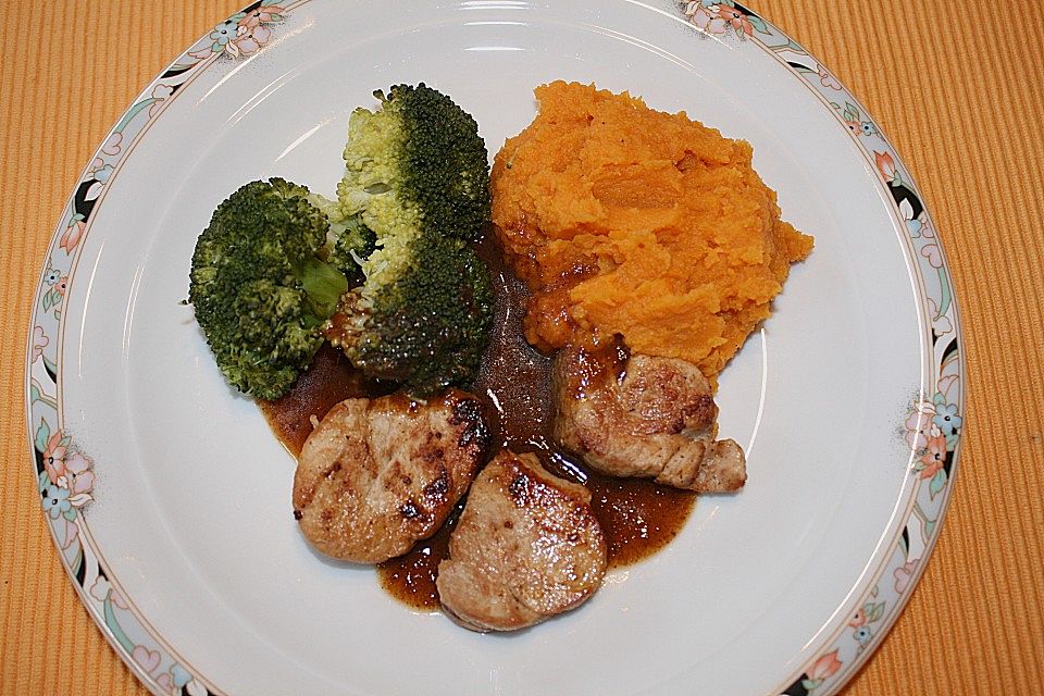 Schweinefilet auf Süßkartoffelpüree mit Lebkuchenjus und Rosenkohl