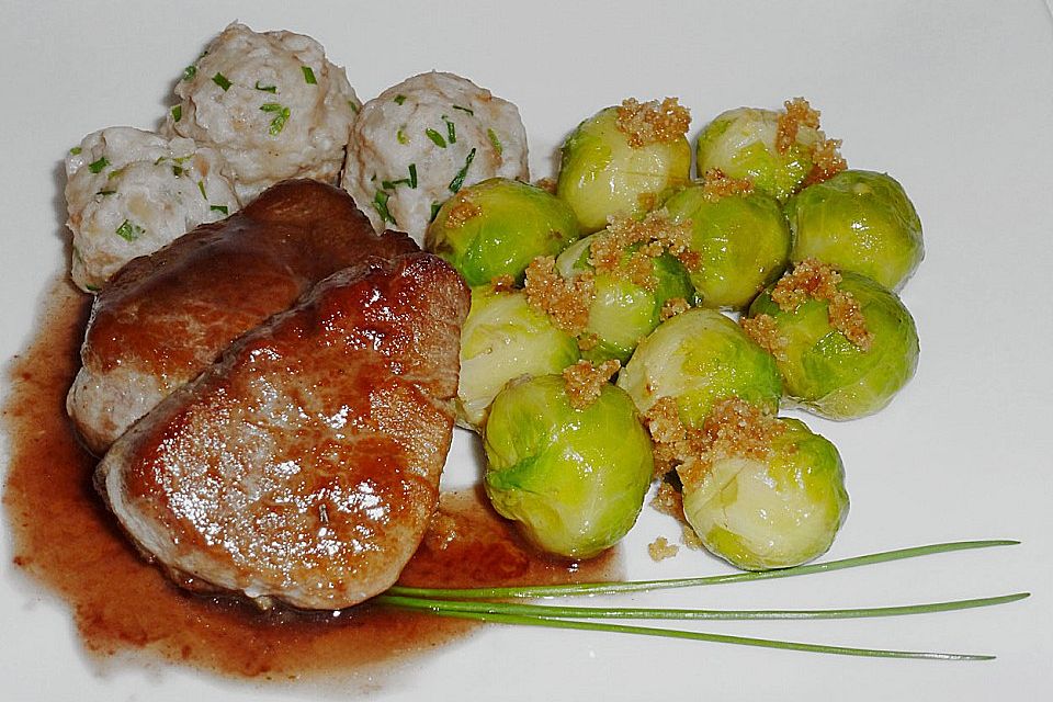 Schweinefilet auf Süßkartoffelpüree mit Lebkuchenjus und Rosenkohl