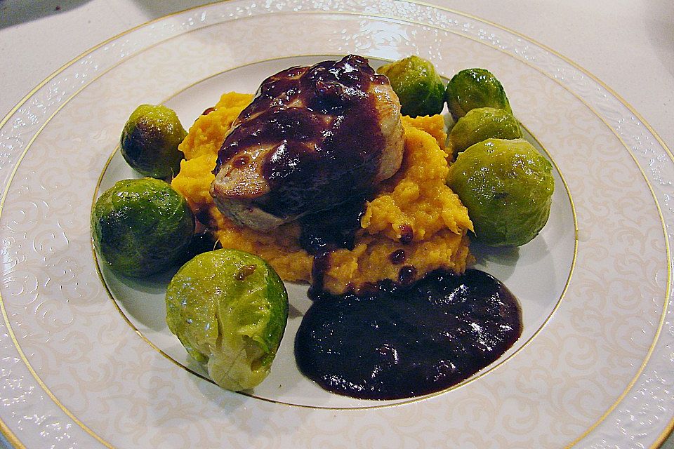 Schweinefilet auf Süßkartoffelpüree mit Lebkuchenjus und Rosenkohl