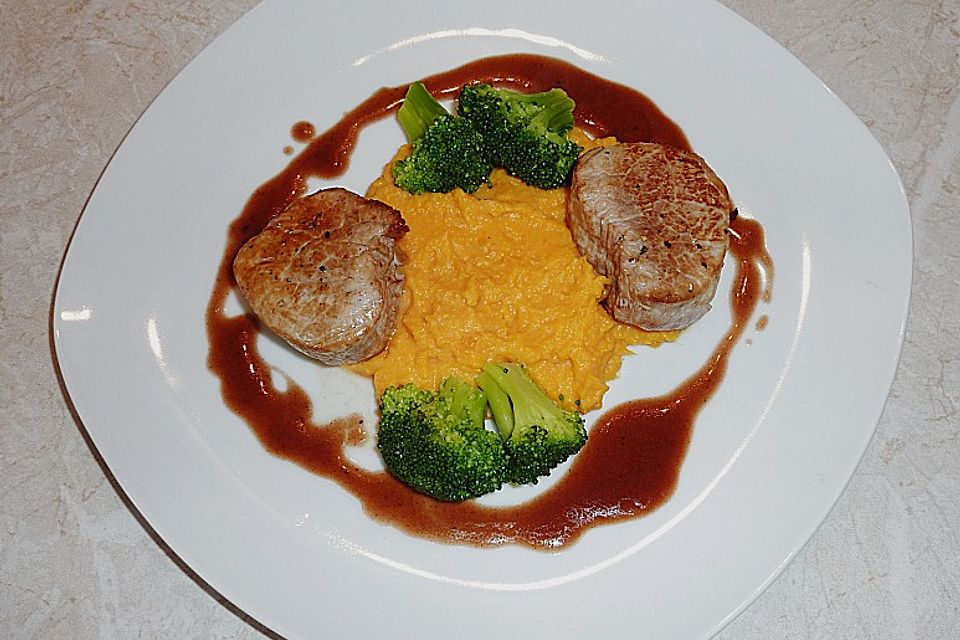 Schweinefilet auf Süßkartoffelpüree mit Lebkuchenjus und Rosenkohl