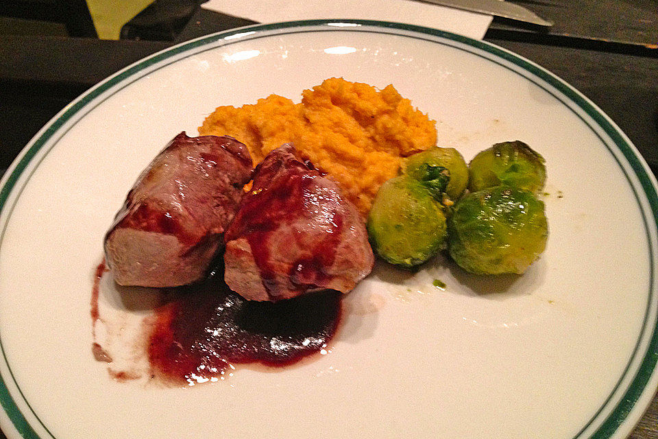 Schweinefilet auf Süßkartoffelpüree mit Lebkuchenjus und Rosenkohl