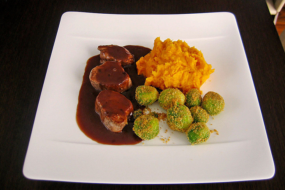 Schweinefilet auf Süßkartoffelpüree mit Lebkuchenjus und Rosenkohl