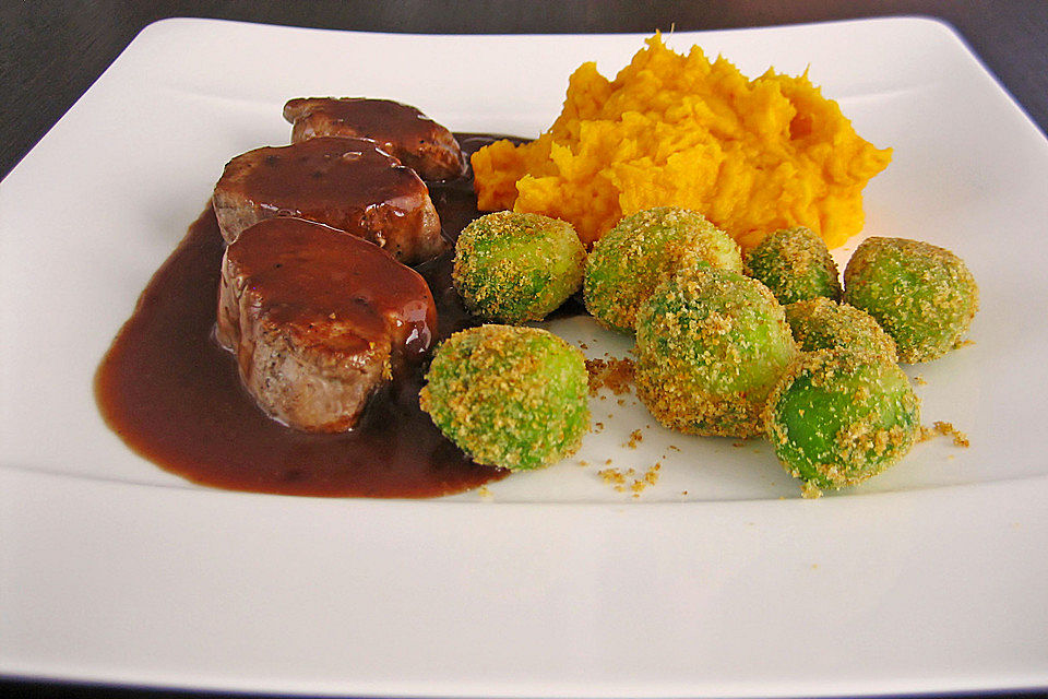 Schweinefilet auf Süßkartoffelpüree mit Lebkuchenjus und Rosenkohl