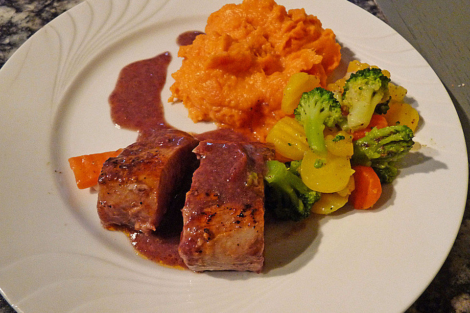 Schweinefilet auf Süßkartoffelpüree mit Lebkuchenjus und Rosenkohl