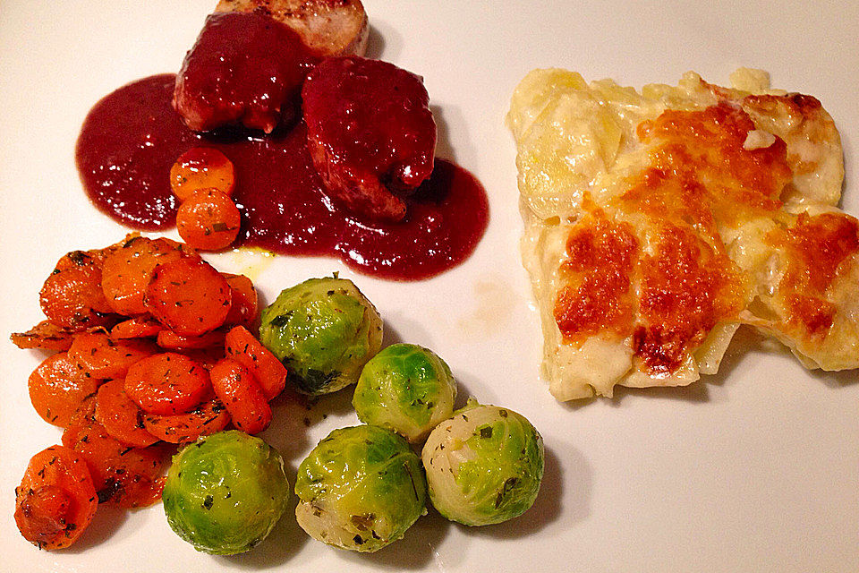 Schweinefilet auf Süßkartoffelpüree mit Lebkuchenjus und Rosenkohl