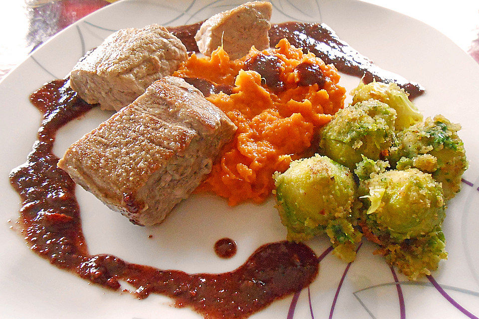 Schweinefilet auf Süßkartoffelpüree mit Lebkuchenjus und Rosenkohl