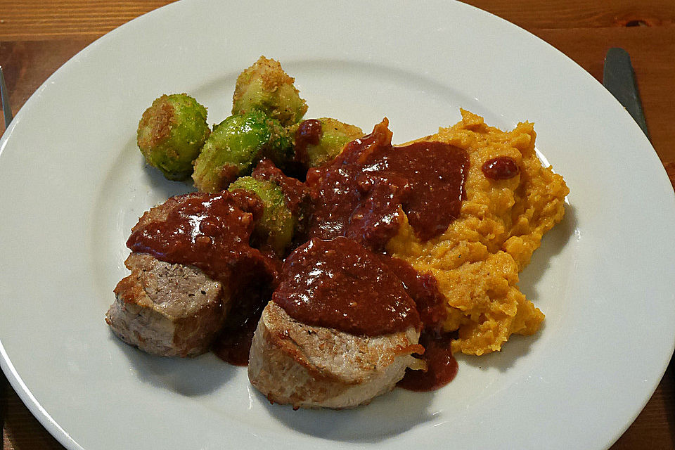 Schweinefilet auf Süßkartoffelpüree mit Lebkuchenjus und Rosenkohl