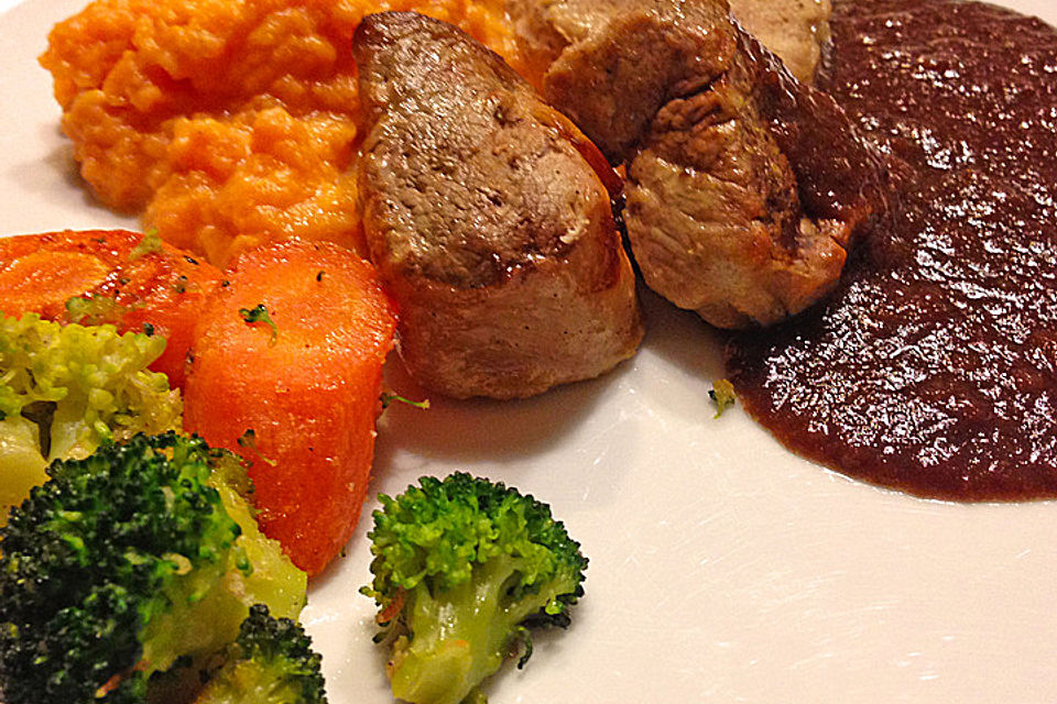 Schweinefilet auf Süßkartoffelpüree mit Lebkuchenjus und Rosenkohl