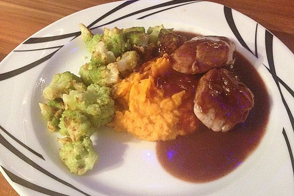 Schweinefilet auf Süßkartoffelpüree mit Lebkuchenjus und Rosenkohl