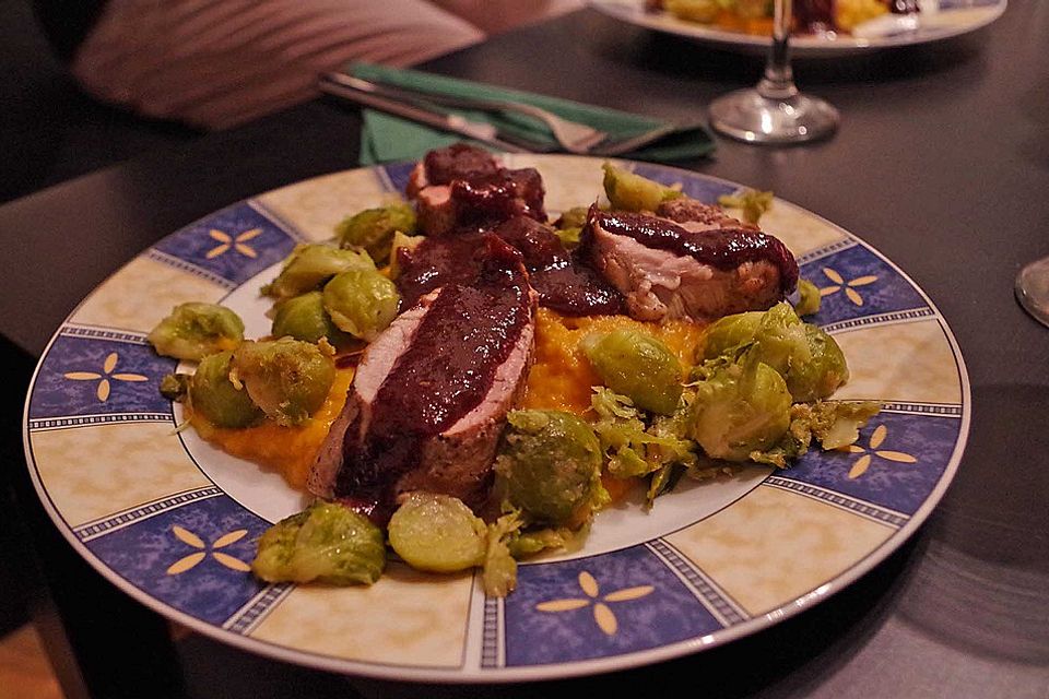 Schweinefilet auf Süßkartoffelpüree mit Lebkuchenjus und Rosenkohl