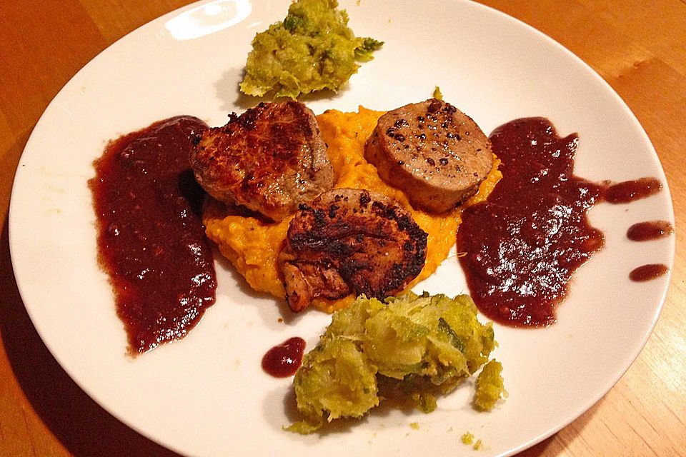 Schweinefilet auf Süßkartoffelpüree mit Lebkuchenjus und Rosenkohl