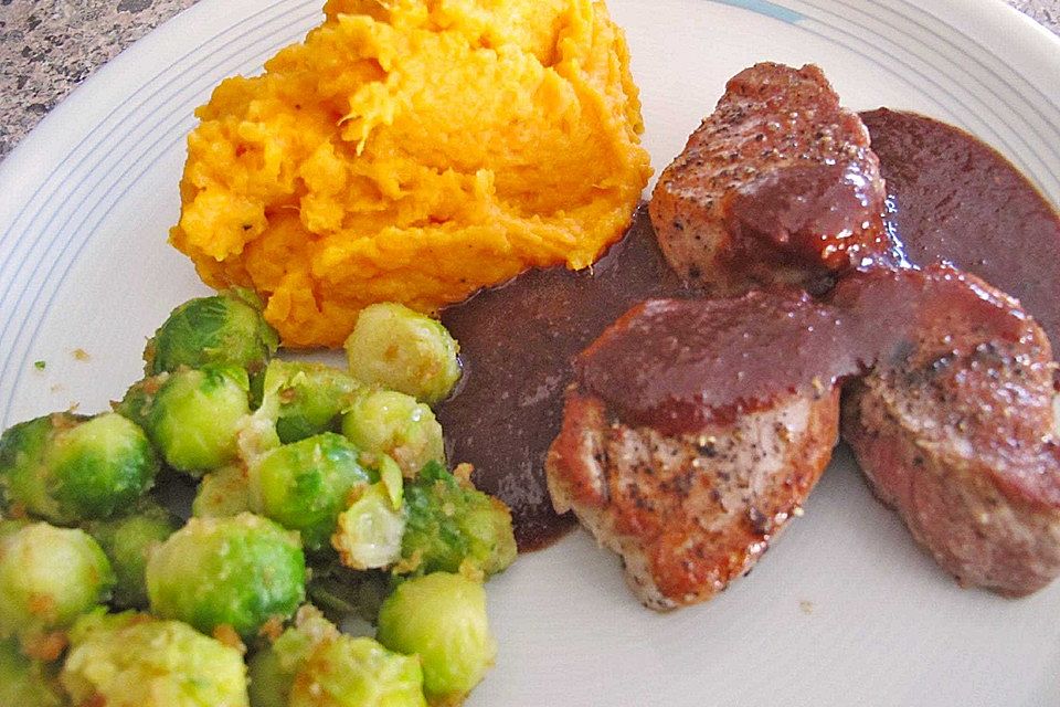 Schweinefilet auf Süßkartoffelpüree mit Lebkuchenjus und Rosenkohl