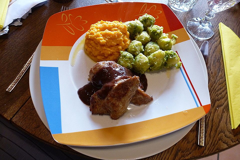 Schweinefilet auf Süßkartoffelpüree mit Lebkuchenjus und Rosenkohl