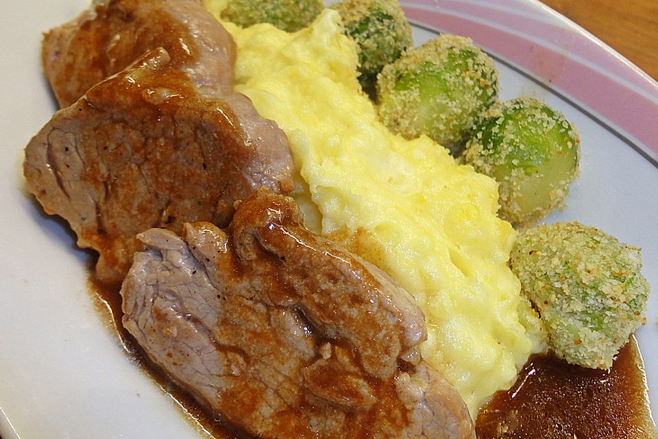 Schweinefilet auf Süßkartoffelpüree mit Lebkuchenjus und Rosenkohl