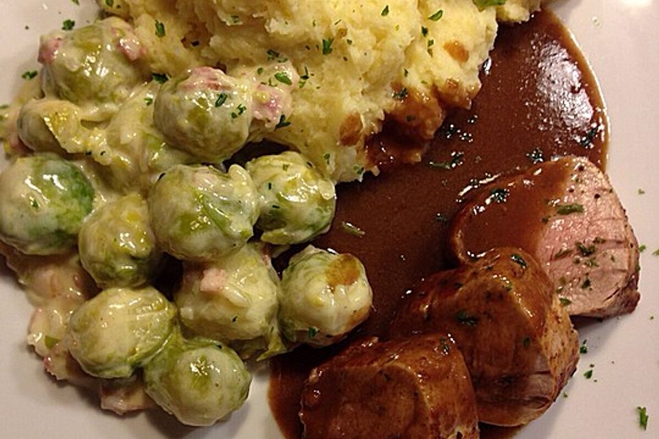 Schweinefilet auf Süßkartoffelpüree mit Lebkuchenjus und Rosenkohl