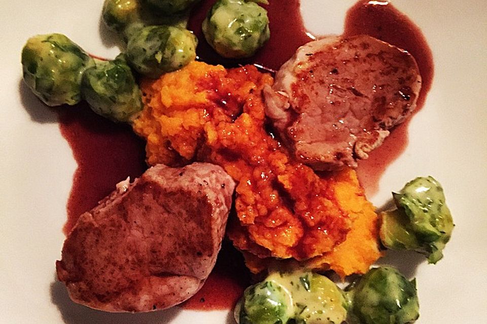 Schweinefilet auf Süßkartoffelpüree mit Lebkuchenjus und Rosenkohl