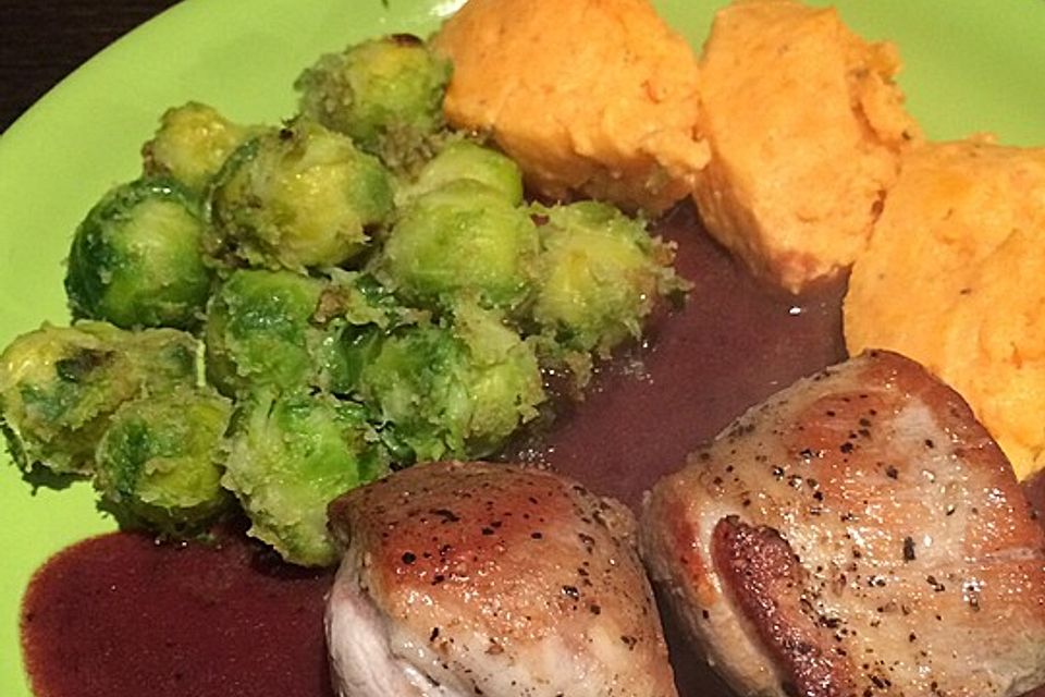 Schweinefilet auf Süßkartoffelpüree mit Lebkuchenjus und Rosenkohl