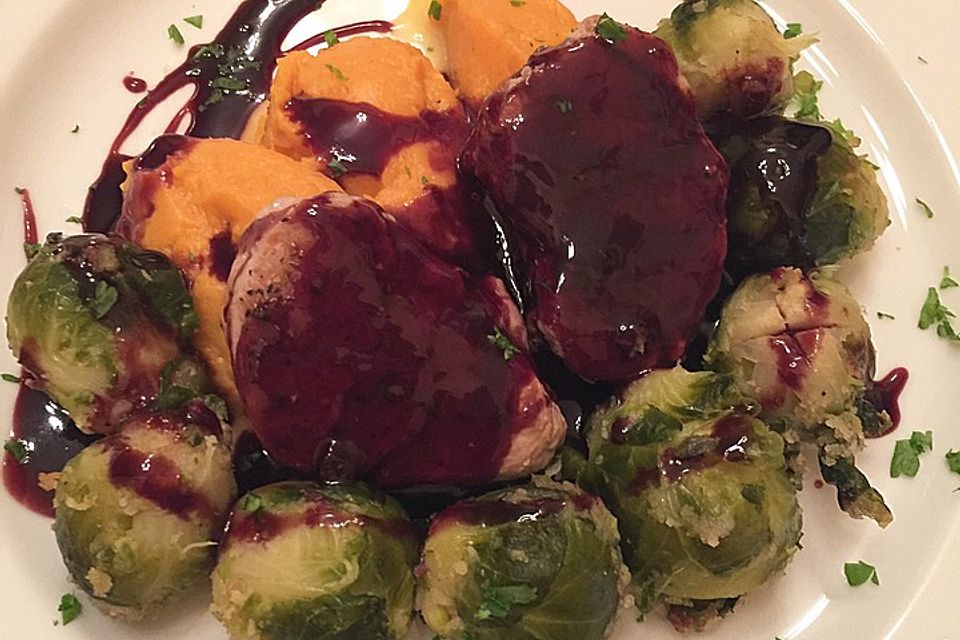 Schweinefilet auf Süßkartoffelpüree mit Lebkuchenjus und Rosenkohl