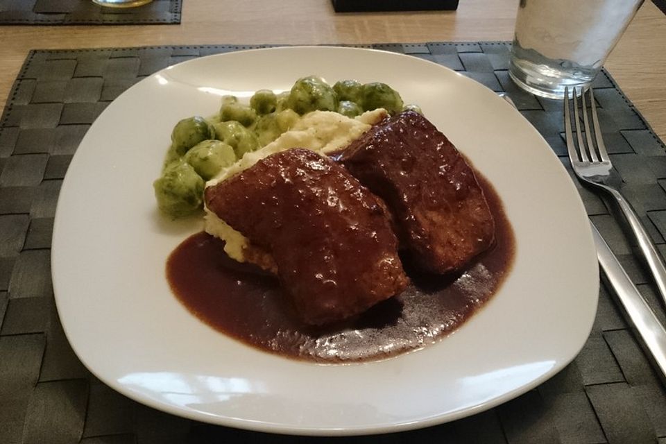 Schweinefilet auf Süßkartoffelpüree mit Lebkuchenjus und Rosenkohl