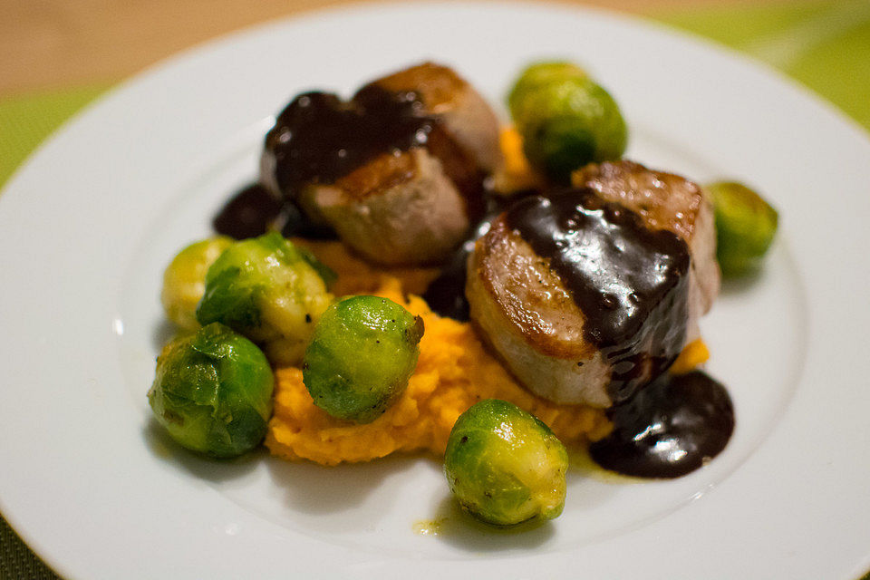 Schweinefilet auf Süßkartoffelpüree mit Lebkuchenjus und Rosenkohl