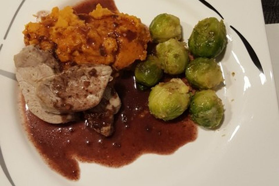 Schweinefilet auf Süßkartoffelpüree mit Lebkuchenjus und Rosenkohl