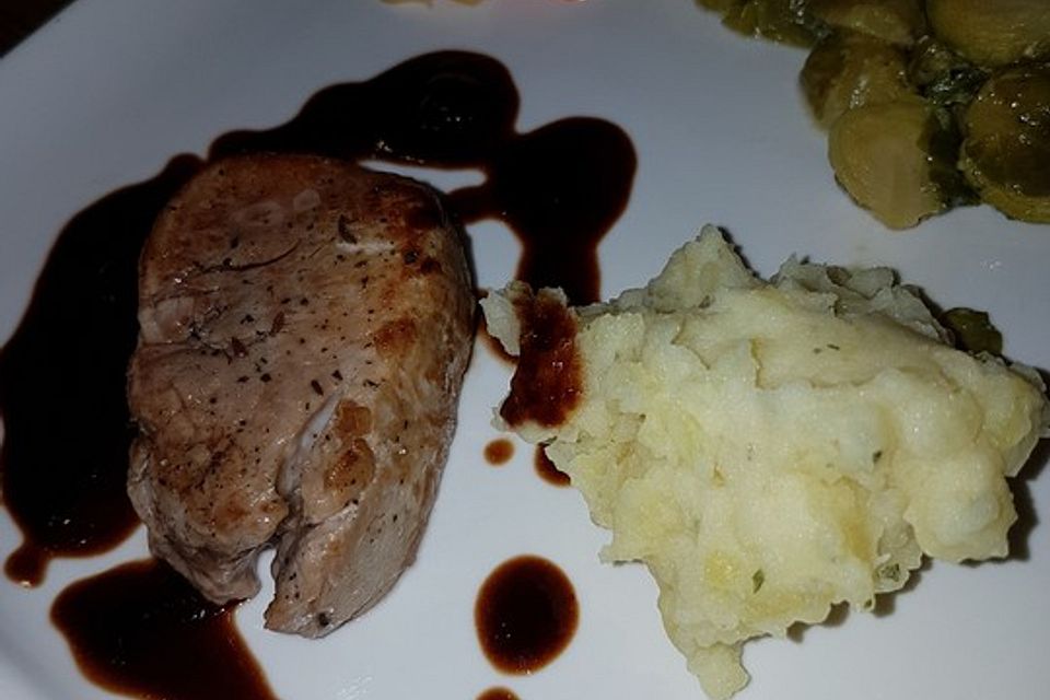 Schweinefilet auf Süßkartoffelpüree mit Lebkuchenjus und Rosenkohl