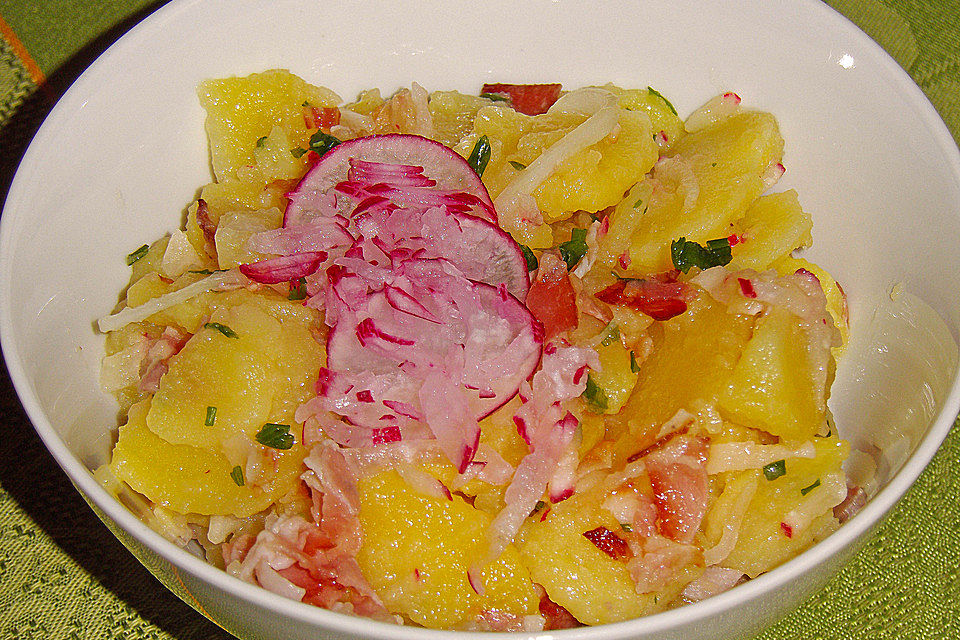 Kartoffelsalat mit Radieschen und Speck