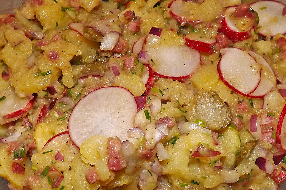 Kartoffelsalat mit Radieschen und Speck