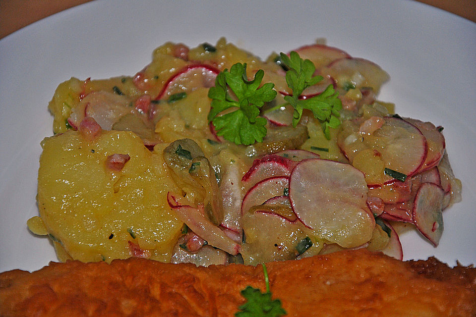 Kartoffelsalat mit Radieschen und Speck