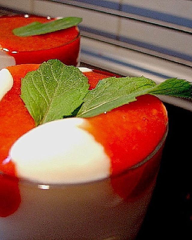 Vanille - Joghurt - Schaum mit heißer Erdbeersoße