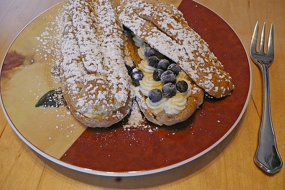 Eclairs mit Zitronen - Sahne und Heidelbeeren