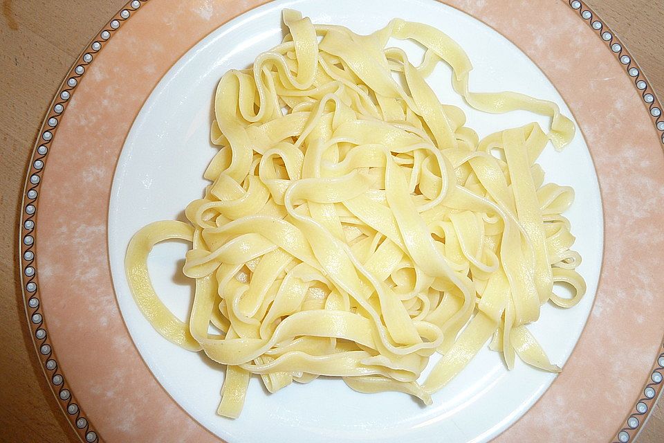 Bandnudeln, selbstgemacht, weiß und grün