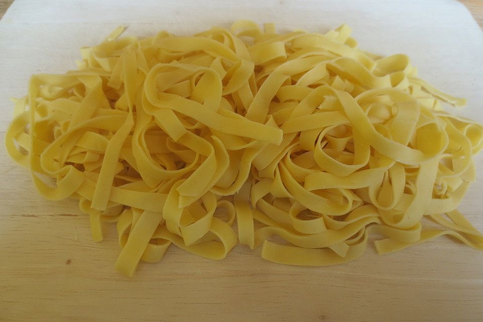 Bandnudeln, selbstgemacht, weiß und grün